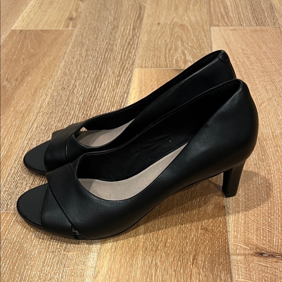 Clarks‎ Women's Black Peep Toe Heels 7.5 - Picture 2 of 6